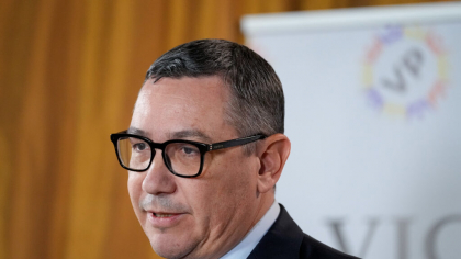 Compania acuzată că ar fi în spatele scandalului fotografiilor îl dă în judecată pe Victor Ponta