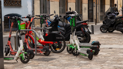 Românii ar putea avea nevoie de permis pentru trotinete și biciclete electrice. S-a depus lege în Parlament
