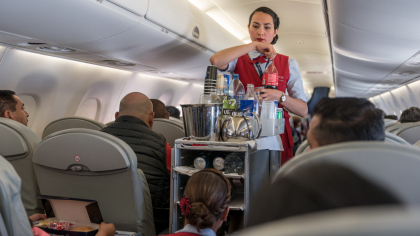 Mâncarea care se ieftinește în timp ce zbori cu avionul. Prețul unui banal sandviș, aproape de 3 ori mai mare la decolare
