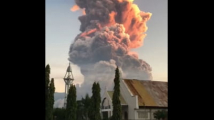 Erupție vulcanică în Indonezia. Mai multe zboruri către Bali au fost anulate VIDEO