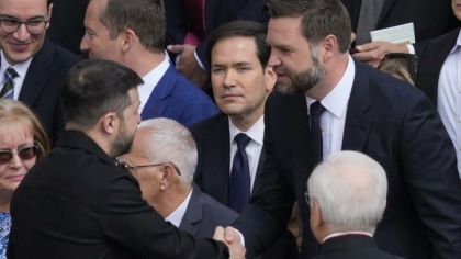Vance şi Zelenski s-au întâlnit la ceremonia de la Vatican. Ei s-au salutat strângându-şi mâna