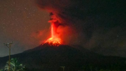 Imagini spectaculoase cu momentul în care vulcanul Lewotobi Laki-Laki din Indonezia erupe din nou. Zborurile din Bali au fost suspendate