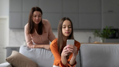 Cum arată o relație sănătoasă între părinți și adolescenți în era digitală: „Primul pas e ascultarea: fără judecată, fără panică”