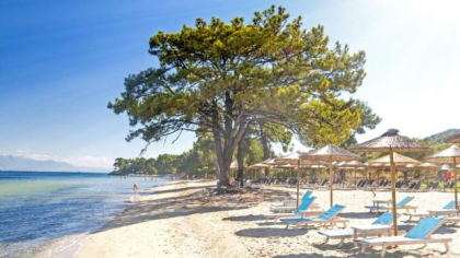 Taxa uriașă pentru șezlong pe o plajă din Thassos. Dacă nu plătești, ți se cer bani pentru „aer”