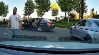 Șofer de BMW, filmat când lovește cu ranga o mașină, în Timișoara. Imagini cu atacul din trafic | VIDEO