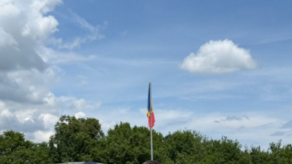O femeie, unul dintre cei mai „pistolari” ai MAI. Cine este jandarmerița căreia îi place să tragă cu pușca semi-automată cu lunetă