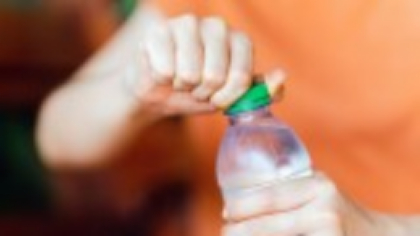 De ce nu trebuie să bei apă îmbuteliată după data de expirare. Specialiștii avertizează: pericol invizibil pentru organism