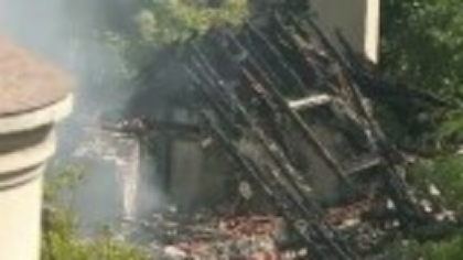 Au ars din nou ruinele restaurantului „Mărul de Aur”, clădirea Principesei Elisabeta. Incendierea voită este o ipoteză