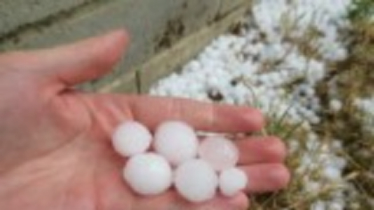 Cod roşu de grindină, ploi torenţiale şi vijelie puternică, posibil cu aspect de tornadă, în două județe. Zonele vizate