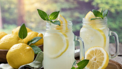 Trei rețete de limonadă răcoritoare, perfecte pentru zilele toride. Aromele care te cuceresc din prima. VIDEO