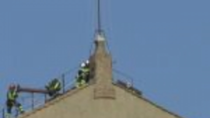 VIDEO. Muncitorii Vaticanului montează coșul de fum pe Capela Sixtină, în pregătirea conclavului