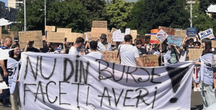 Elevii și studenții protestează duminică în București față de scăderea fondului de burse. ”Nu din burse faceți averi!”