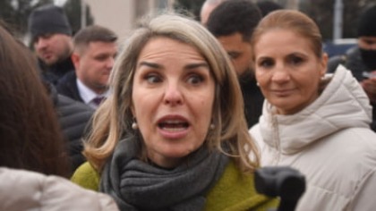 Cristela Georgescu, deranjată de femeile în negru care vin la ea acasă. "Evitați să veniți neanunțați, să cântați în fața porții, să bateți în gard și să strigați insistent"