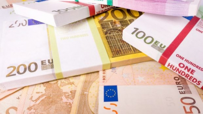 Un tânăr polițist din Bacău și-a șantajat fosta iubită, cu 21 de ani mai în vârstă: i-a cerut 10.000 de euro ca să nu-i spună soțului de aventură. Ce a urmat