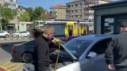 Accident grav în Oradea. O femeie care aştepta pe trotuar a fost lovită de o maşină scăpată de sub control