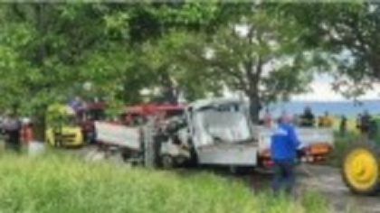 Tragedie pe o șosea din Vrancea. Trei morți și un rănit, după ce două autoutilitare s-au lovit frontal