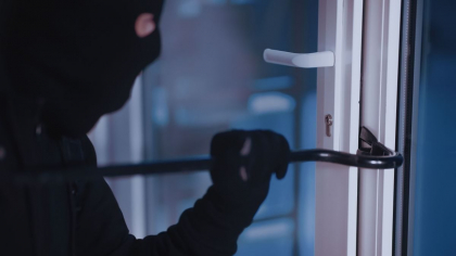 Un șofer român de TIR i-a bătut pe hoții prinși la el în casă și i-a aruncat de pe terasă, în Italia: „M-am gândit la cele trei fete ale noastre, de 10, 8 și 2 ani”