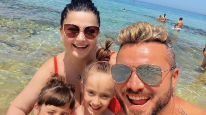 Tavi Clonda a mers la Beach, Please! fără Gabriela Cristea. Cine l-a însoțit pe artist și ce s-a întâmplat cu soția și fetele lui. „Facem așa o băiețeală”