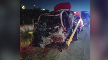 Tragedie în Vâlcea: Doi tineri au murit după ce mașina lor s-a izbit de o conductă și a luat foc, în timp ce fugeau de poliție
