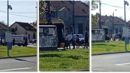 Femeie rănită, după ce mașina în care se afla a fost lovită de un tramvai la Timișoara. Victima circula regulamentar