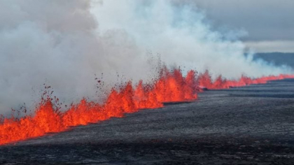 Imagini fabuloase cu lava care erupe dintr-o fisură gigantică din Islanda în urma unui roi de cutremure | VIDEO