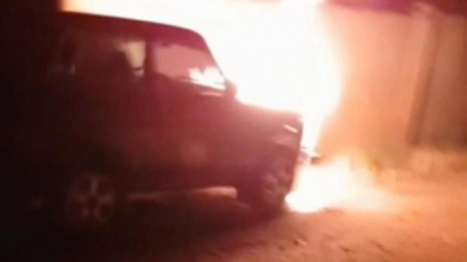Vehicul folosit de liderii ceceni în Mariupolul ocupat, incendiat de partizanii pro-ucraineni: „Salutări kadîroviților!” I VIDEO  