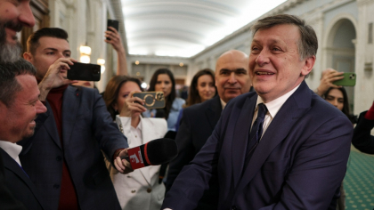 Alegeri prezidențiale 2025. Crin Antonescu, rezervat după exit-poll-uri: ”Așteptăm să numărăm fiecare vot. Să sperăm că vom putea continua împreună în turul 2”