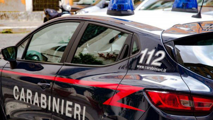 Scene violente în Italia! Un bărbat a fost reținut după ce a intrat cu forța în casa vecinilor