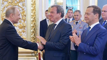 O bancă germană refuză plățile făcute de Rusia fostului cancelar Gerhard Schröder