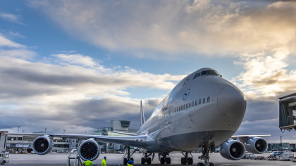 Incident la bordul unui avion. Telefonul unui pasager s-a blocat într-un scaun
