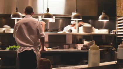 Doi adolescenți s-au filmat cum urinau într-o oală cu supă într-un restaurant și au postat imaginile pe Internet. Amenda uriașă pe care au primit-o părinții