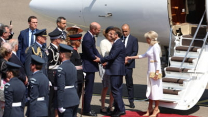 Regina Camilla și Brigitte Macron s-au sărutat, ignorând protocolul regal: Emmanuel Macron e primul lider UE care vizitează Marea Britanie, după Brexit