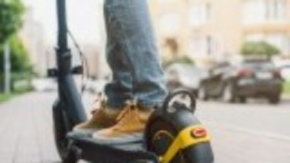 A bătut crunt un om care i-a zis să nu meargă pe trotuarul aglomerat cu trotineta. Instanța, blândă pentru că e ”bun creștin”
