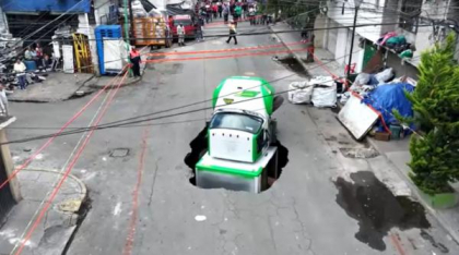 Un camion a fost înghițit de o groapă uriașă din asfalt, in Ciudad de Mexico