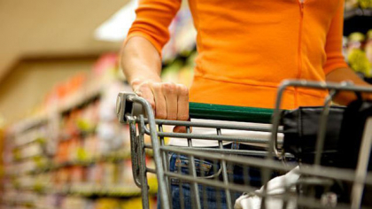 Cushman &amp; Wakefield Echinox: Românii au cheltuit anul trecut aproximativ 40 miliarde de euro în marile reţele de retail, în creştere cu 7%. ”Ponderea cheltuielilor pentru mâncare şi pentru traiul zilnic se menţine ridicată, ritmul de creştere a încetinit, în favoarea produselor non-alimentare”