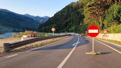 Accident pe Valea Oltului /  Traficul e blocat / Un șofer a decedat