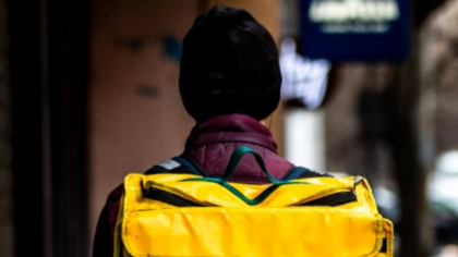 O poză cu un livrator de mâncare din Cluj a stârnit o adevărată dezbatere în online: „Parcă gătitul nu mai sună atât de rău”