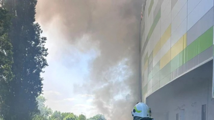 Incendiu violent la un mall din Arad. Locuitorii din zonă au primite un mesaj RO-Alert: „Lăsați libere căile de acces pentru forțele de intervenție!”