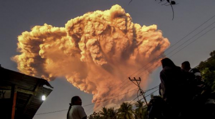 Imagini spectaculoase după erupția vulcanului Lewotobi din Indonezia. Coloana de cenuşă s-a ridicat până la 10 kilometri