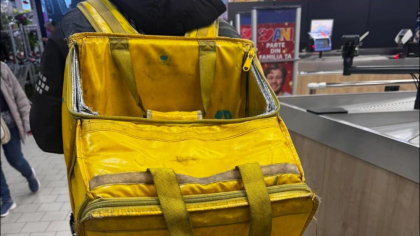 FOTO Imagine șocantă cu un livrator stârnește revoltă pe internet: „Mă voi gândi de două ori înainte de a comanda online”