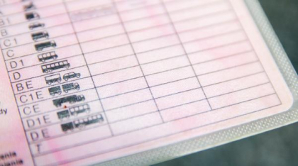 Nicuşor Dan a trimis la reexaminare modificarea Codului Rutier care elimină examenul teoretic pentru permisele A și B