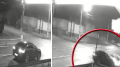 Imagini cu momentul în care un bărbat din Sibiu loveşte intenţionat cu maşina doi tineri, după un conflict