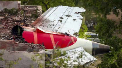 Care este cauza prăbușirii avionului Air India, accident în care 260 de persoane și-au pierdut viața. Ce au vorbit pilotul și copilotul fix înainte de tragedie VIDEO