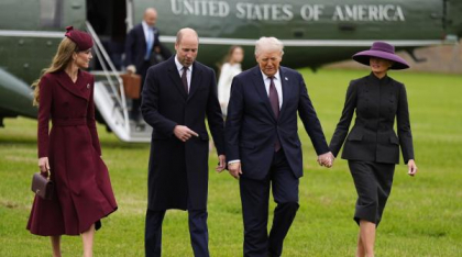Schimb de cadouri între membrii familiei regale și familia Trump, cu ocazia vizitei la Windsor: un steag, o broșă de lux și o sabie