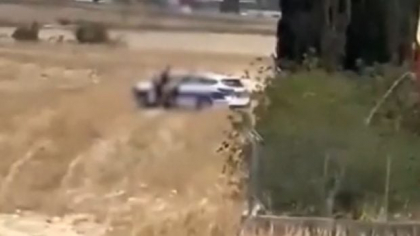 Cum au fost filmați 2 polițiști lângă mașina de patrulare, în timpul serviciului, pe un câmp din Cipru: „Scandalul anului”