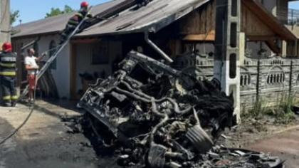 Carambol cu 4 mașini la Drăgănești, în județul Galați. Cinci persoane, rănite în impactul violent. O mașină și capela unei biserici au luat foc VIDEO