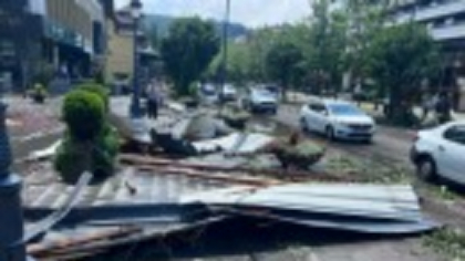 Distrugeri masive în Sinaia. O furtună extrem de puternică a smuls acoperișul clădirii istorice a gării | VIDEO