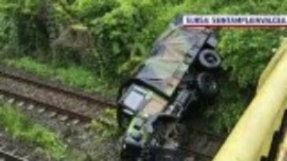 Un camion militar francez a căzut de pe șosea pe Valea Oltului. Două victime, trenuri oprite
