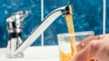 Orașul din România unde apa de la robinet s-a ieftinit cu 30% pentru că e contaminată cu o bacterie periculoasă