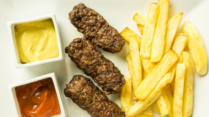 Câte calorii are muștarul clasic, sosul nelipsit de la grătarele românilor. Aportul caloric îl diferențiază de muștarul cu miere și de ketchup